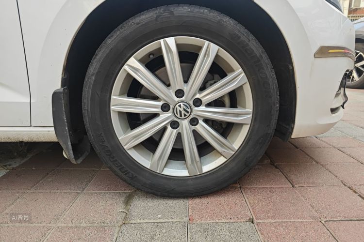 Volkswagen Touran 2021 car image #9