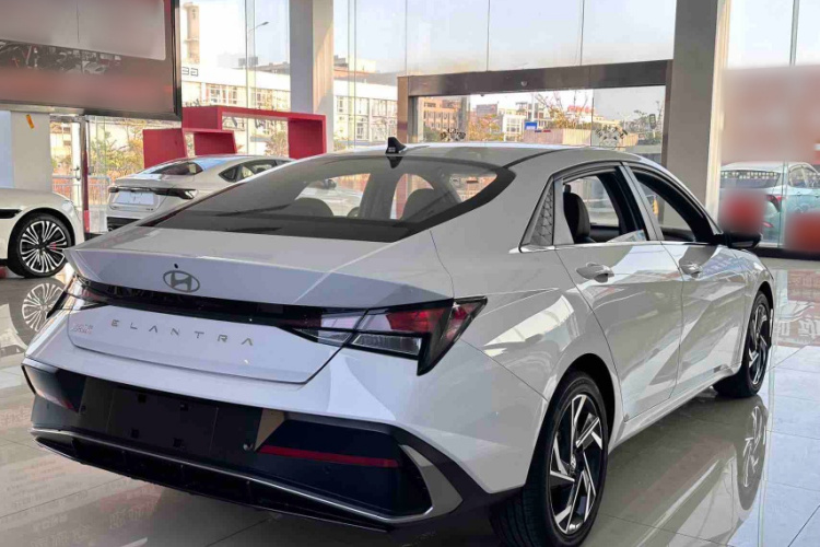 Hyundai Elantra 2025 car image #9