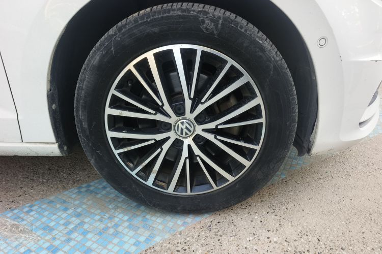 Volkswagen Touran 2018 car image #9