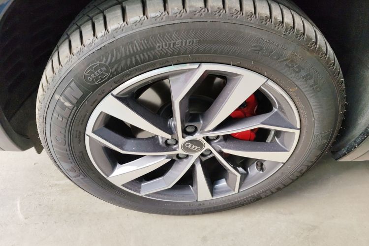 Audi Q5L 2025 car image #9