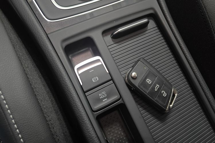 Volkswagen Golf New Energy (Imported) 2019 صورة سيارة #9