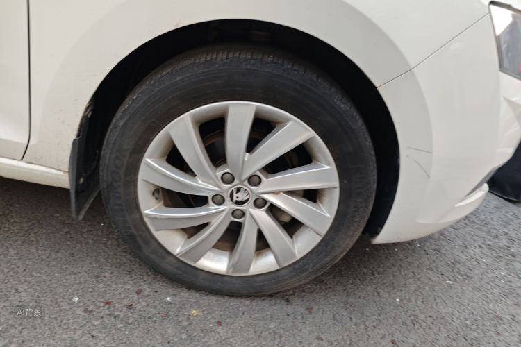 Skoda Rapid 2018 car image #9