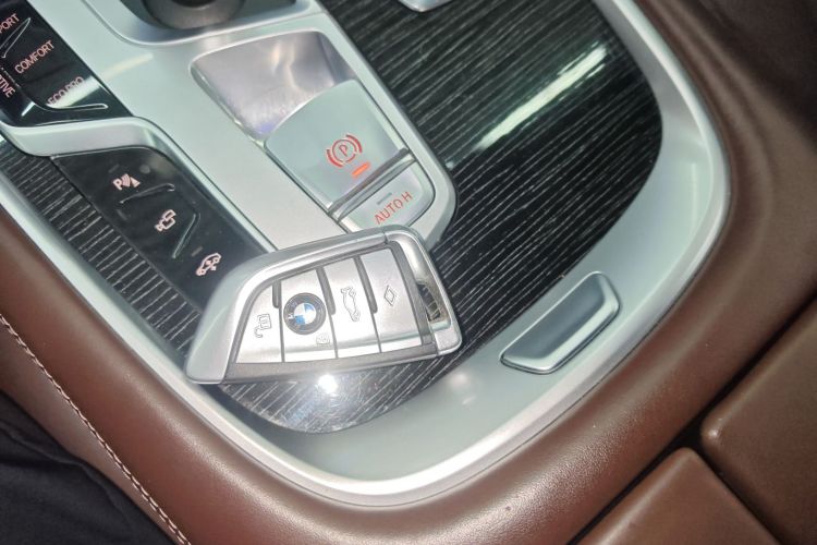 BMW 7 Series 2019 car image #9