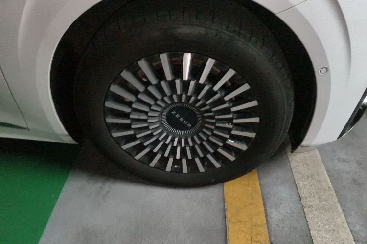 极氪 极氪009 2023 汽车图片 #9