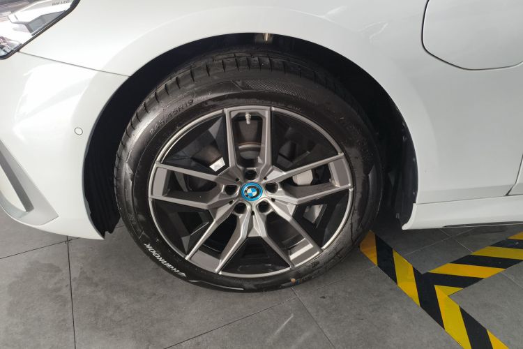 BMW i5 2024 car image #9