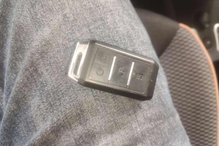 BYD e1 2021 car image #9