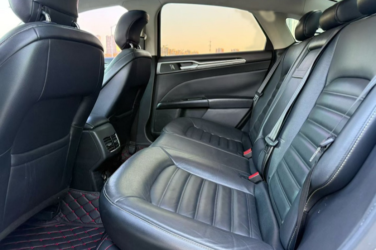 Ford Mondeo 2017 car image #9