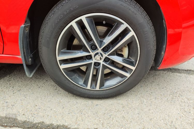 Skoda Rapid Spaceback 2014 car image #9