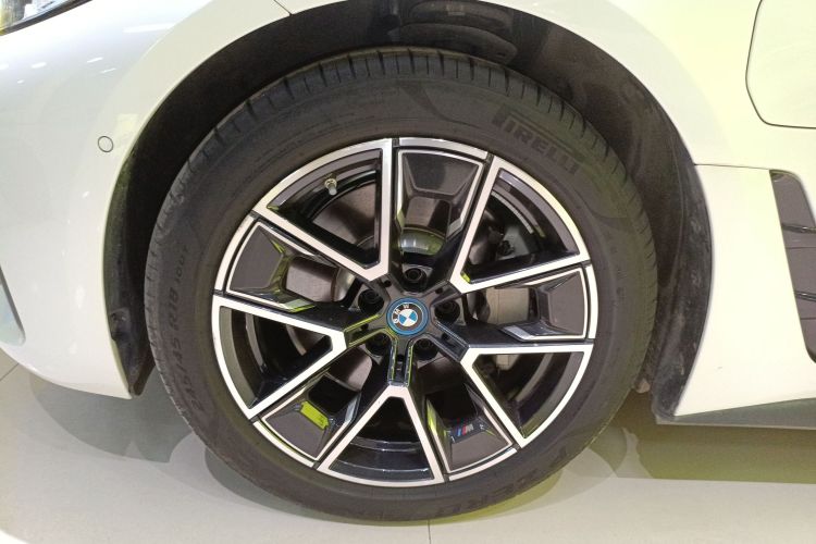 BMW i4 2025 car image #9