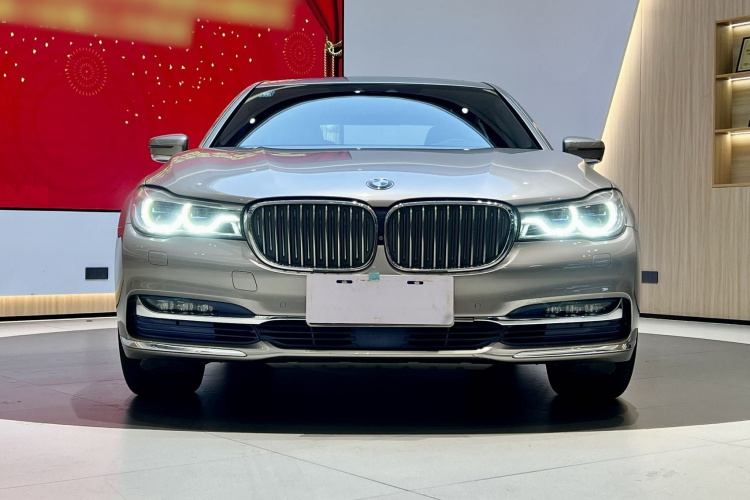 BMW 7 Series 2018 car image #9