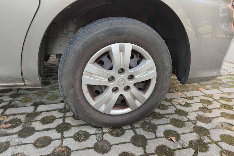 Forthing Lingzhi 2021 #9 Forthing Lingzhi 2021 car image #9