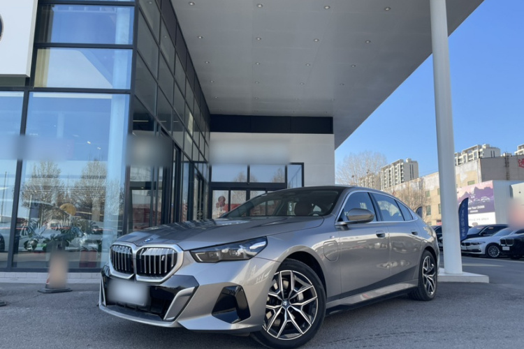 BMW i5 2025 car image #9