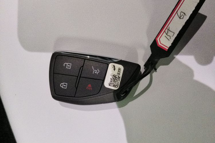 Chevrolet Equinox Plus 2025 car image #9