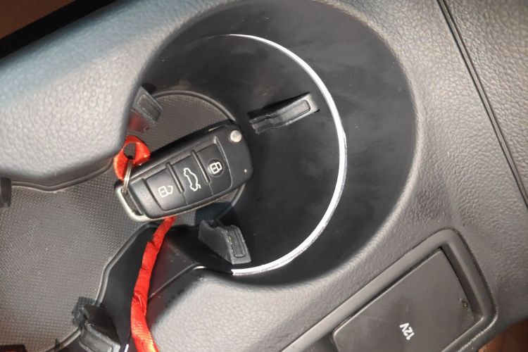 Audi Q3 2017 car image #9