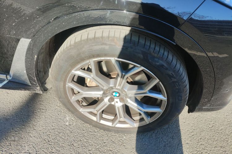 BMW X7 2021 car image #9