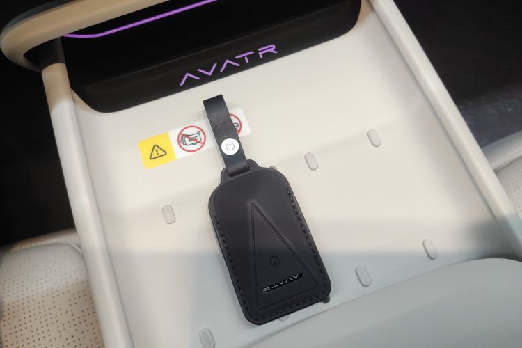 Avatr 06 2025 car image #9