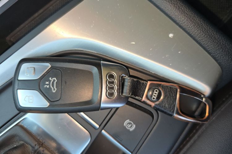Audi A4L 2023 car image #9