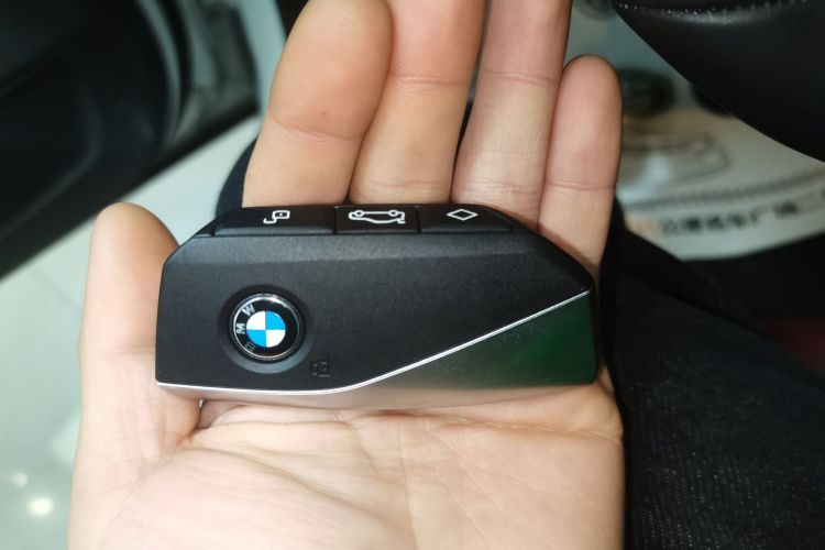 BMW i5 2025 car image #9