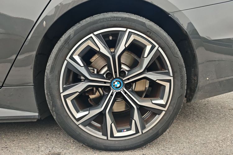 BMW i4 2022 car image #9