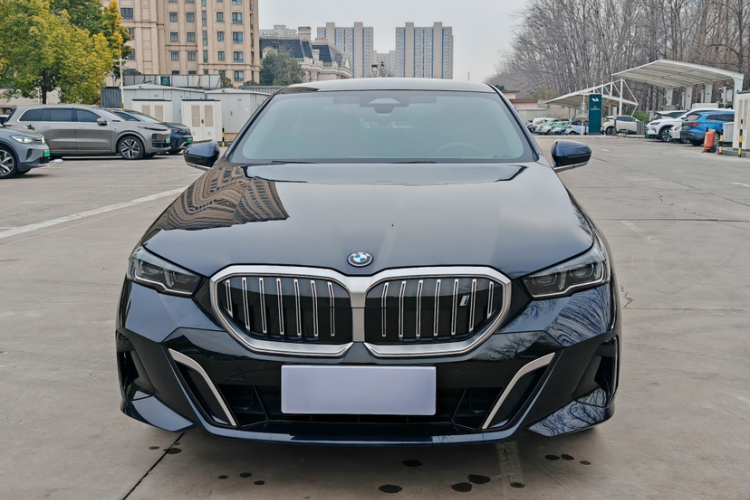 BMW i5 2024 car image #9