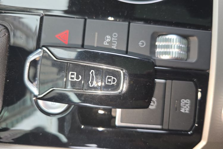 Volkswagen Touareg 2022 immagine di auto #9