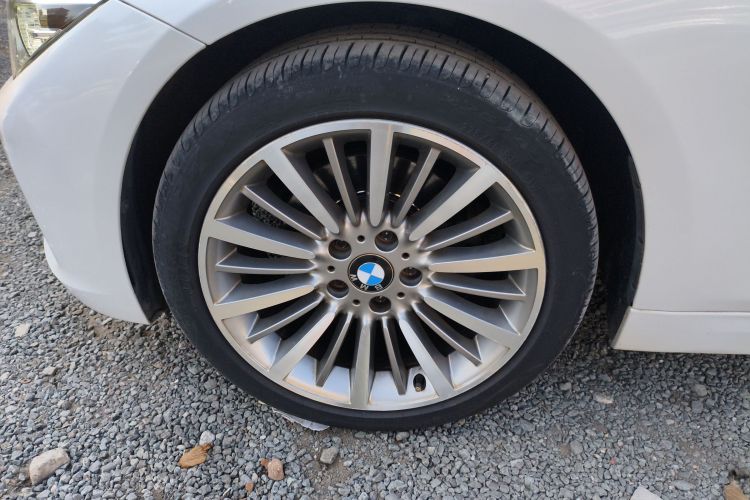 BMW 3 Series 2018 immagine di auto #9