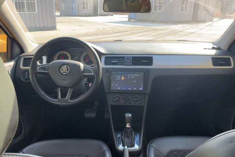 Skoda Rapid 2018 car image #9