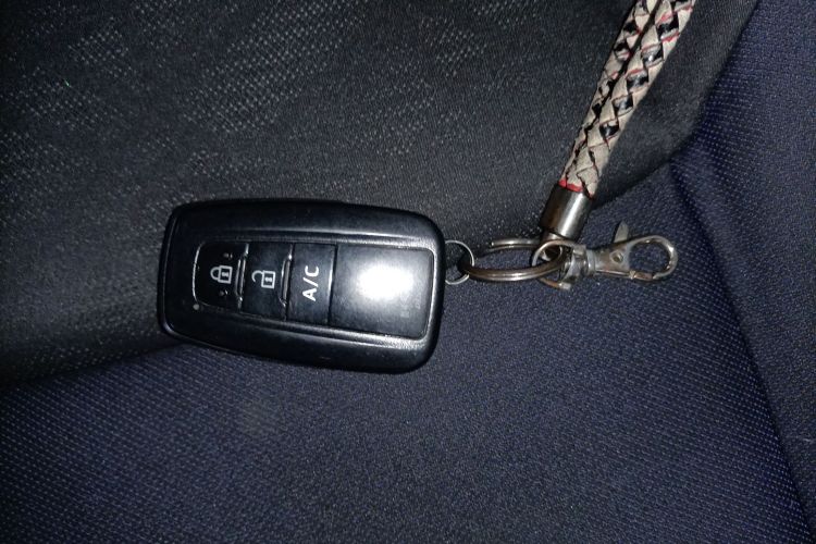 Toyota C-HR EV 2021 изображение автомобиля #9