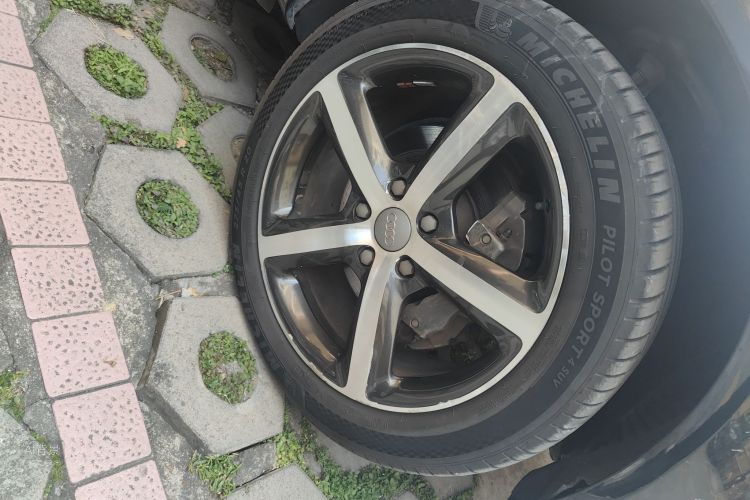 Audi Q7 2012 car image #9