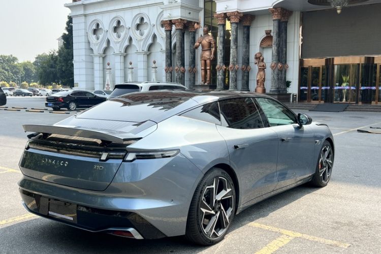 Lynk & Co 2025 car image #9