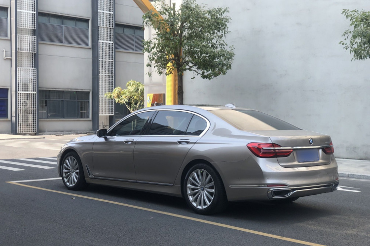 BMW 7 Series 2018 car image #9