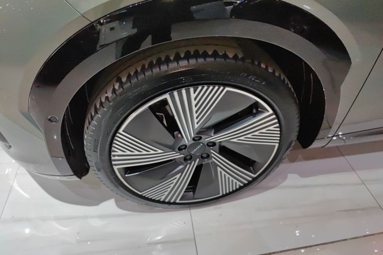 Lynk & Co 08 EM-P 2023 car image #9