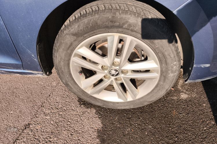 Skoda Rapid Spaceback 2014 car image #9