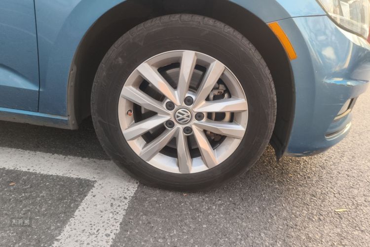 Volkswagen Touran 2019 car image #9