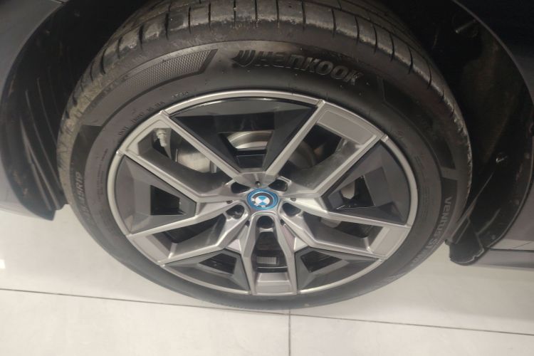 BMW i5 2025 car image #9
