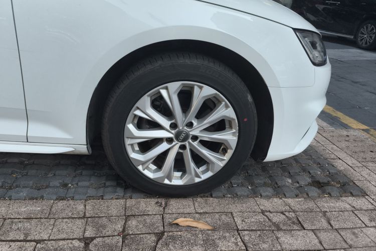 Audi A4L 2019 car image #9