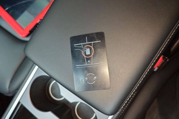 Tesla Model Y 2021 car image #9