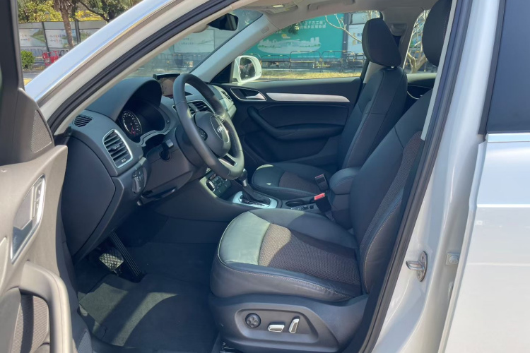 Audi Q3 2017 car image #9