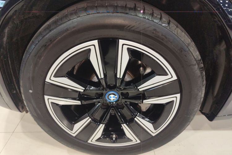 BMW iX3 2024 immagine di auto #9