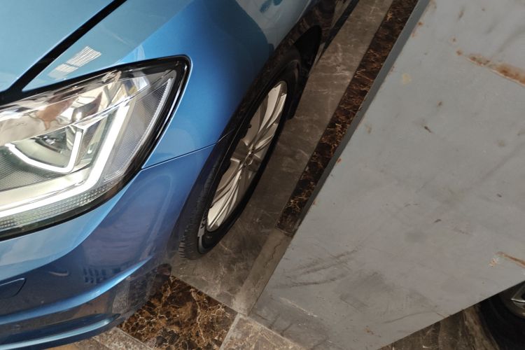 Volkswagen Touran 2018 car image #9