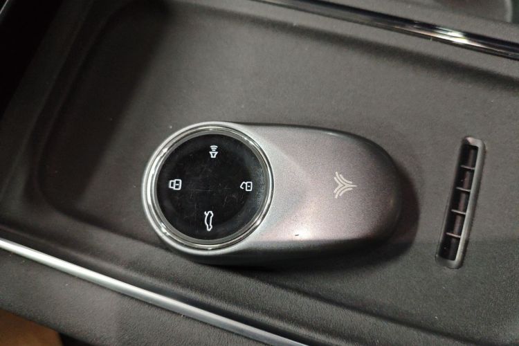 哪吒汽车 哪吒S猎装 2025 汽车图片 #9