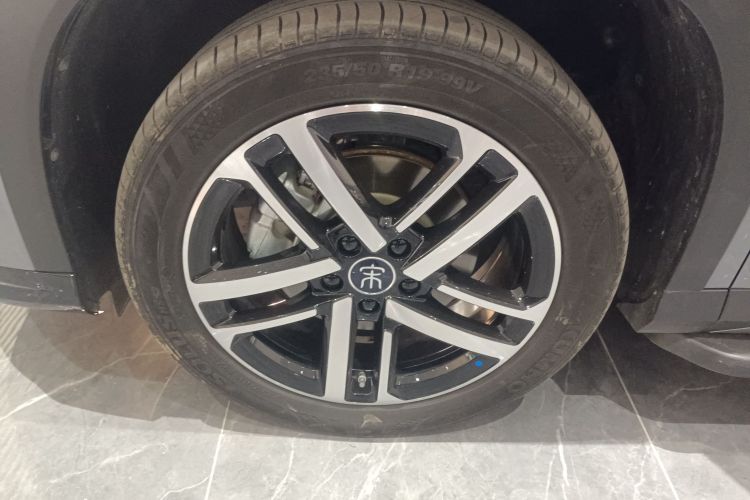 BYD SongL DM-i 2024 #9 BYD SongL DM-i 2024 car image #9