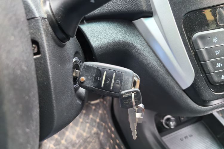 SWM X3 2021 صورة سيارة #9