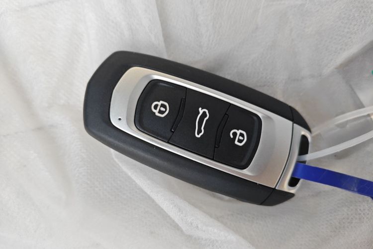 Livan 2025 car image #9