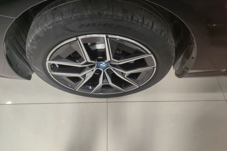 BMW i5 2024 car image #9