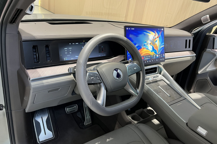 Denza N9 2025 car image #9