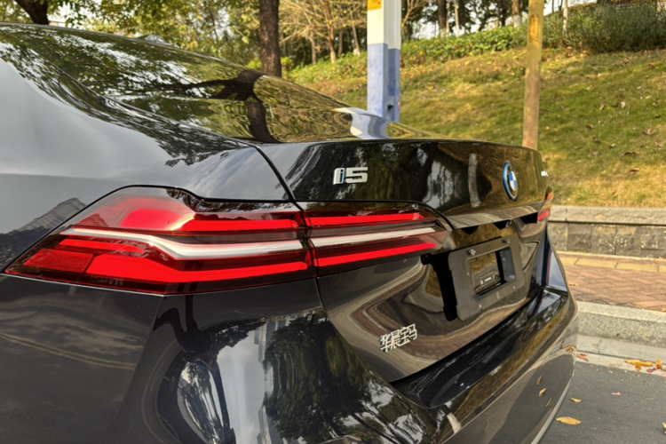 BMW i5 2024 car image #9