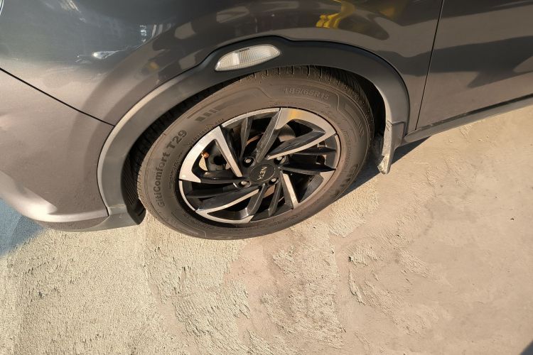 哪吒汽车 哪吒V 2021 汽车图片 #9