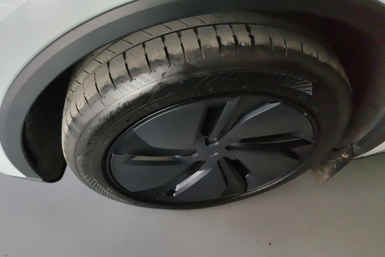 Tesla Model Y 2025 car image #9