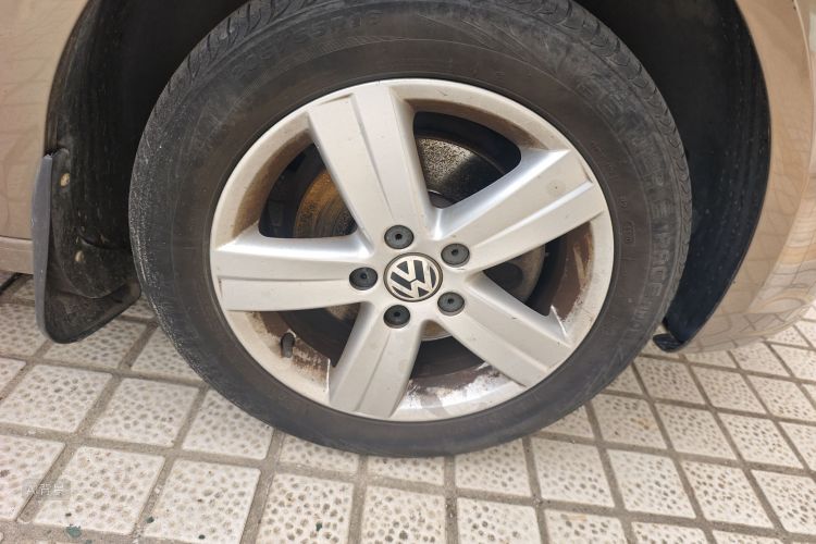 Volkswagen Touran 2015 car image #9